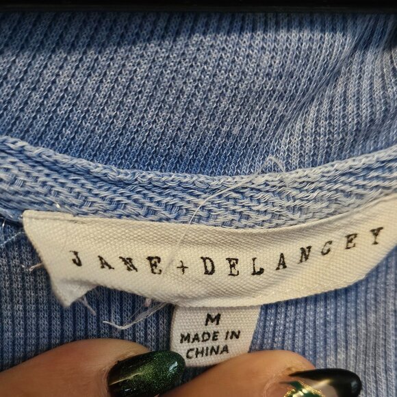 Jane + Delancey Chambray Blue Wash Top Size M Collared V-Neck Short Sleeve - Picture 4 of 4